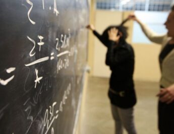 Profesorii violenți vor părăsi catedrele pentru zece ani